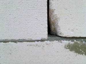 Сколы в стене из газобетона